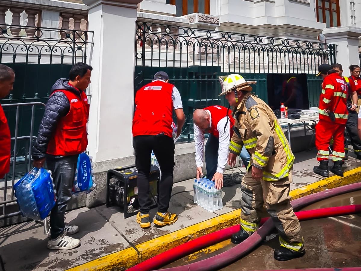 MidisPeru's tweet photo. #GobiernoEnAcción | Desde las primeras horas de la mañana, el @MidisPeru activó acciones inmediatas, desplazando a sus equipos y programas sociales para monitorear la emergencia registrada en Jr. Junín 650, Lima, y garantizar que los usuarios se encuentren bien y a salvo. 🤝🇵🇪

✅ @Midis_PNAEC: sin afectación a instituciones educativas.
✅ @Midisjuntos: equipo en zona verifica estado de las familias; sin daños reportados, pero con evacuación preventiva.
✅ @MIDIS_CunaMas: CIAI más cercano (1.9 km) sin afectaciones; monitoreo activo.
✅ @Midis_CONTIGO: 2 usuarios cercanos al evento, sin daños ni lesiones.
✅ @MIDIS_Pension65: sin daños a usuarios; equipos territoriales continúan monitoreo permanente.

El @MidisPeru mantiene coordinación permanente con autoridades locales para atender cualquier necesidad que surja tras el incendio.