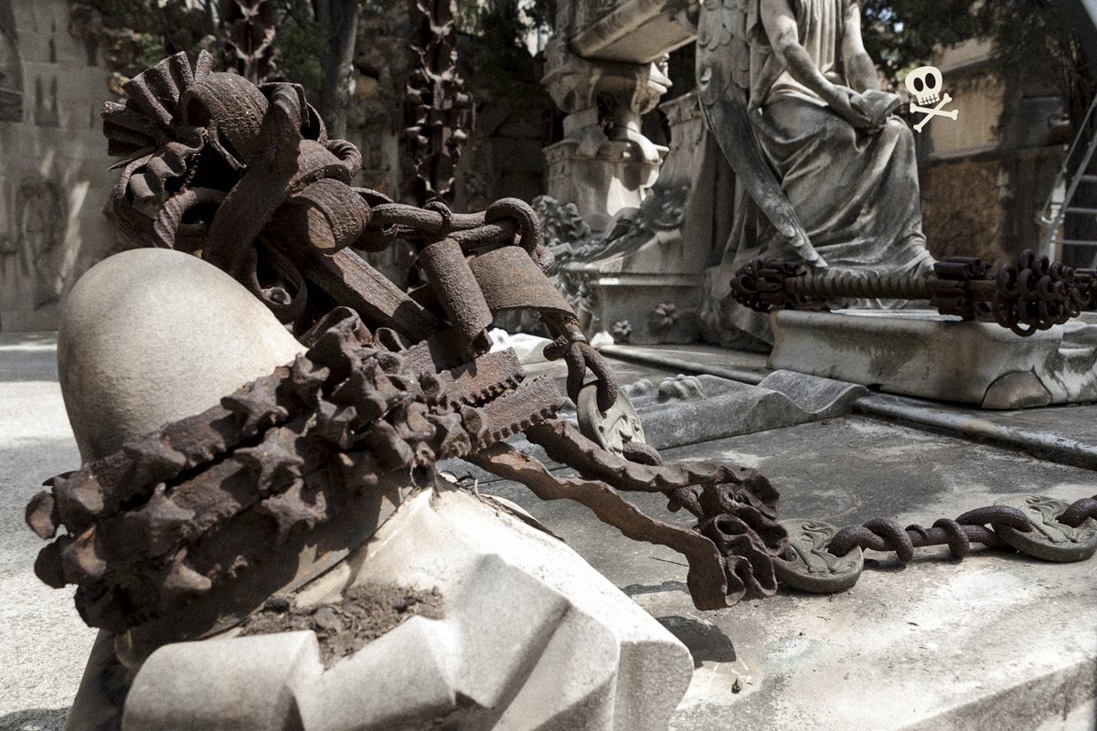 marisafez's tweet photo. 25. Adorno exterior ⛓️

Panteón Regordosa, de M. Pascual y M. Vives (1895) — Cem. de Montjuïc, BCN 🇪🇸

Una decoración exterior llamativa: candelabros de tres metros, cadenas, clavos, cintas, granadas… Aunque lo que verdaderamente me fascina es su decoración tipográfica 🔠🔤 https://t.co/kPlMdNiOtf
