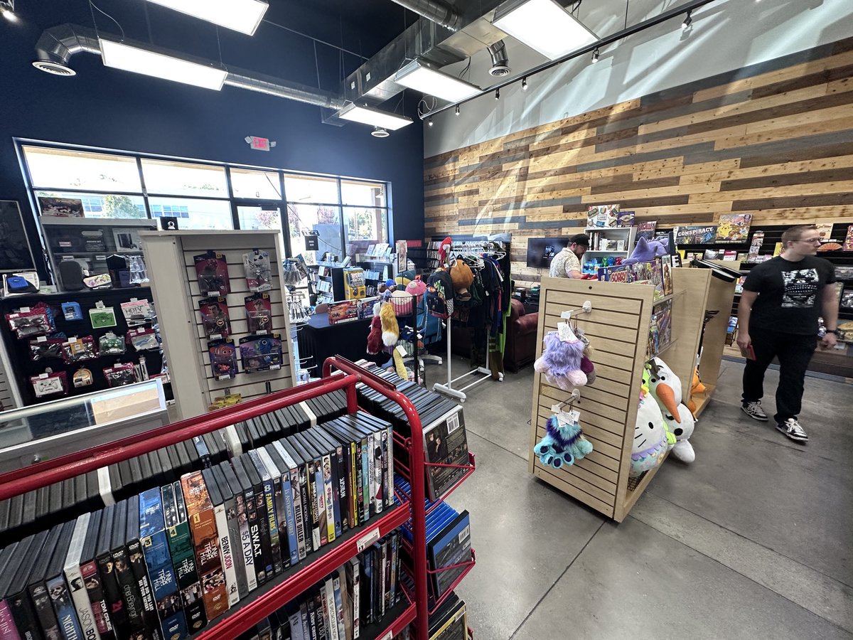 MazeTheLion's tweet image. Utah has a furry game store!! #RetroGameWolf