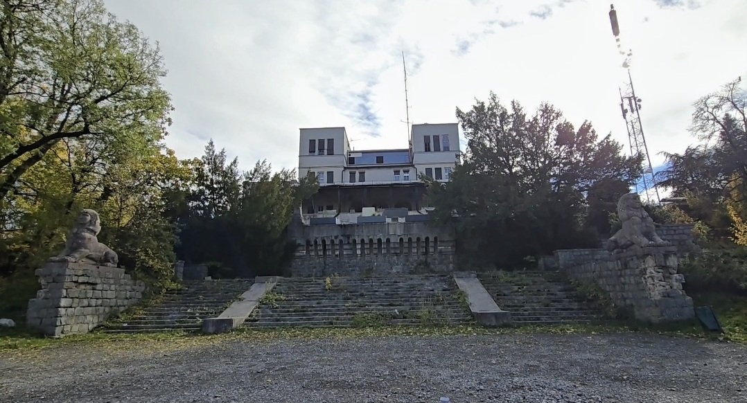 U dvorištu hotela "Avala" nalazi se velika količina šuta, a to ukazuje da se izvodi rušenje!

Na licu mesta ne postoji tabla sa informacijama o radovima.
Hotel "Avala" sagrađen je 1928. godine i spada u spomenik kulture.