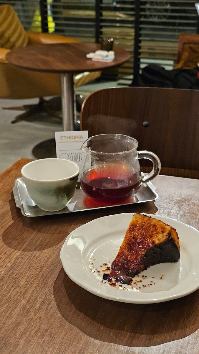 88174C's tweet photo. 晚點來剛好有位子
原本想點跑咖台北的特調
後來變心點了衣索比亞黃蜜處理的手沖
喝起來有股焦糖跟花香融合的蜜香
烤糖巴斯克也超好吃...
店員很友善空間也蠻舒服
營業到22:00 下次想喝跑咖台北的特調
🚩小尾巴 TinyTail
🔹️假日客滿限3小時 僅收現金
#TinyTail #tabekirby https://t.co/4rOVglS1Xe