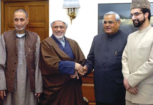 AffuQ's tweet image. Can you explain this? Modi meeting with Nawaz Sharif in Pakistan. Vajpayee meeting and hosting Kashmir leaders! #BJPPakistanAgent #ModiPakistan