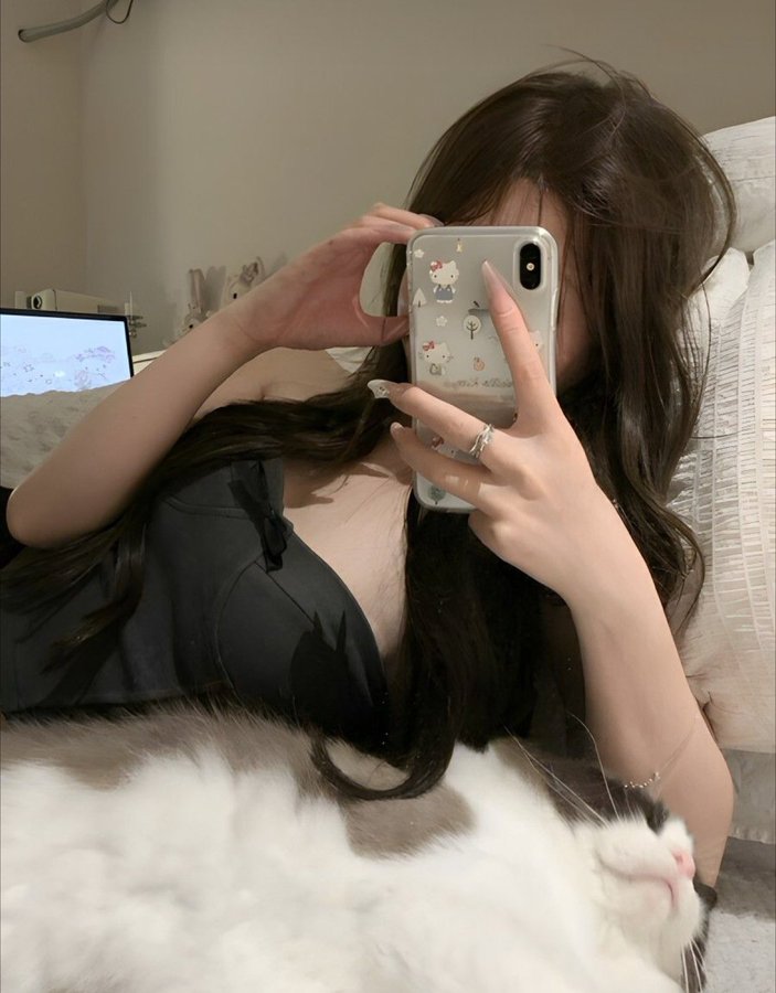 سلام 👋
نفسي اعرف وش الفرق بينى وبين القمر