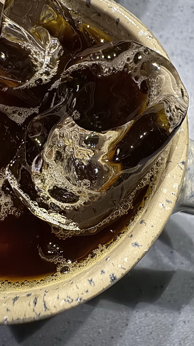 8lvde's tweet image. يلا ماعليه نشرب قهوه محد جاته دنياه على ماتمنى