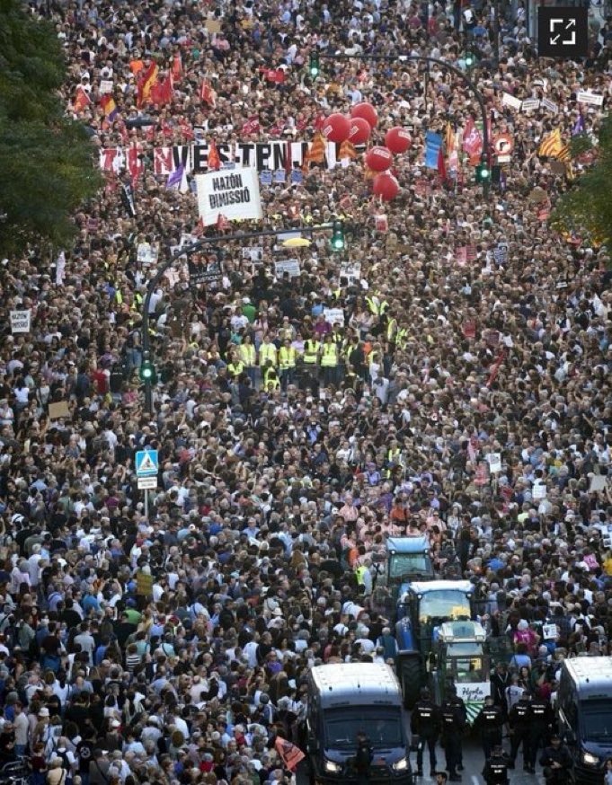 _daniVLC_'s tweet image. Ni olvido, ni perdón de cualquier color. 

“Solo habiendo estado en el barro, se comprueba la dignidad de un pueblo” -Visto hoy 

Valencia habla, ahora falta que escuchen al pueblo.