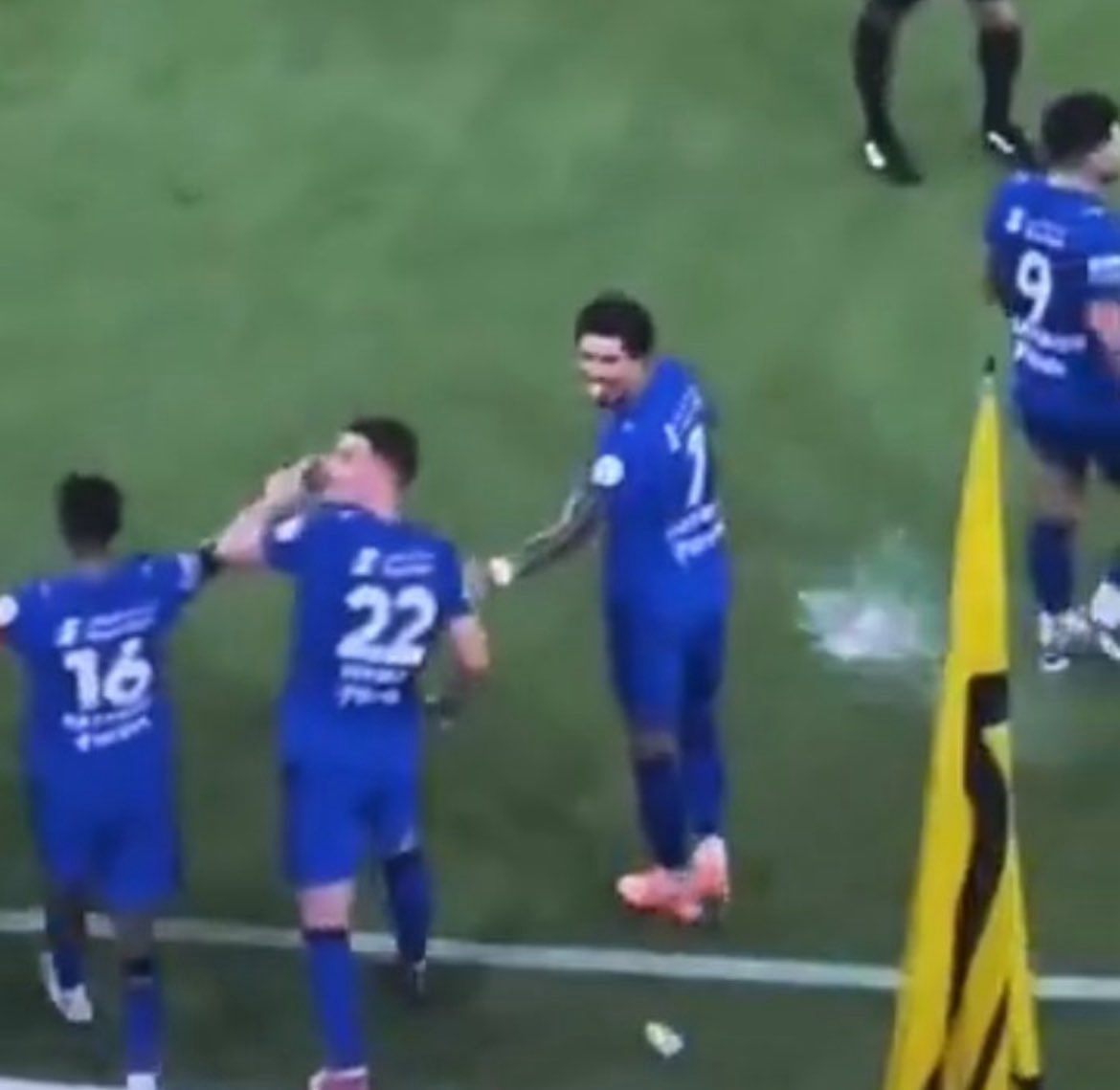 83iitt_'s tweet photo. في بادره جميلة جدًا، مشجع إتحادي شاهد لاعب 
الهلال نونيز يلهث فقرر ان يُسقيه !! 👏👏👏👏 https://t.co/Ln64Kaef3I
