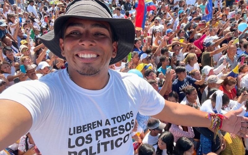 🚨¡ÚLTIMA HORA VENEZUELA! 🚨🇻🇪

¡LO ÚLTIMO! 🚨🇻🇪  — Javier Cisneros, miembro de partido político Vente Venezuela, fue secuestrado el día de ayer por el SEBIN.

¡EL CARTEL DE LOS SOLES SIGUE SECUESTRADO A INOCENTES!