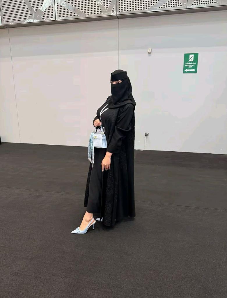 هلا فيكم جميعا 😍
دلعوني غيروا لي نفسيتي 
أنا إنسانه أتغذى ع الدلع