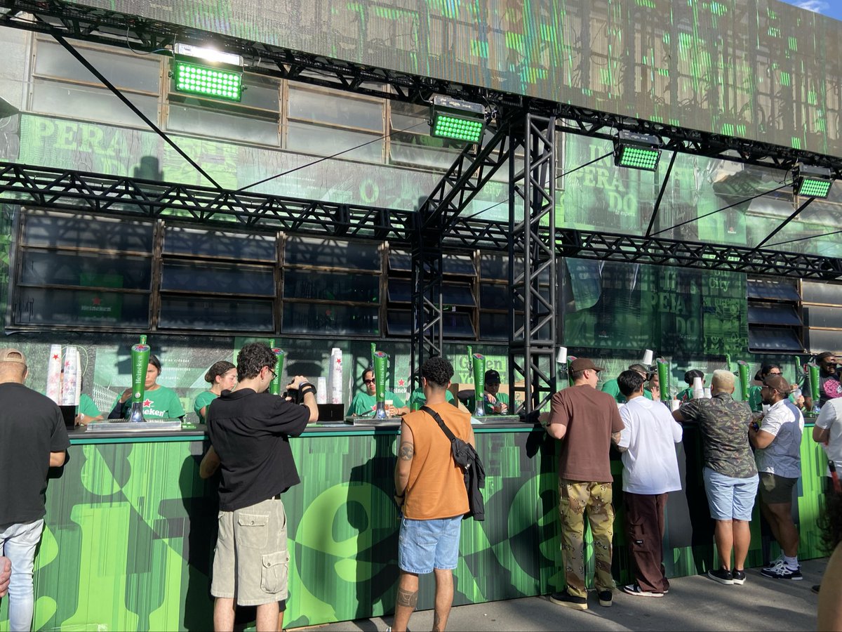 rondihh's tweet image. Já que não tem ninguém comentando: Heineken Festival a fila pra entrar está super de boa, o lugar é pequeno e vi poucas marcas fazendo ativações (club social e tridente) #heineken #nolineup