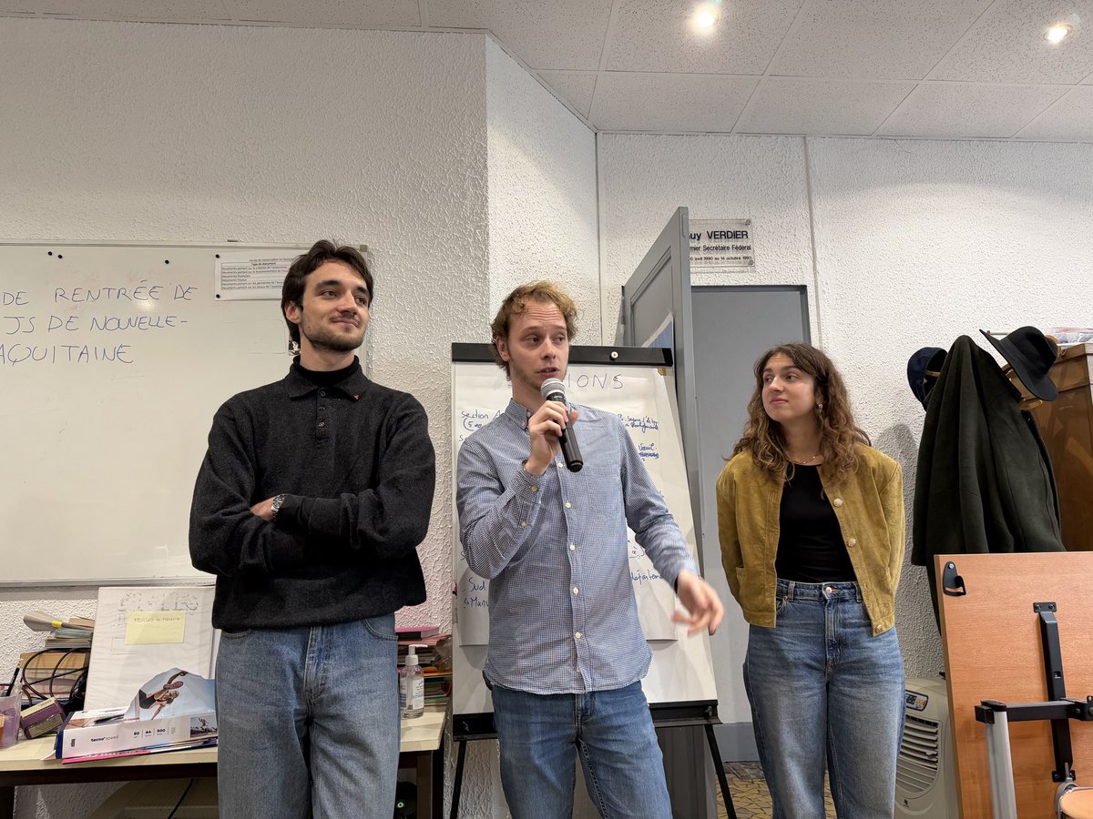 LouisDaumal's tweet photo. J’étais aujourd’hui à Angoulême pour voir nos camarades des @jeunessocna qui organisaient aujourd’hui leur rentrée ! Un beau programme mêlant militantisme, convivialité et débats ! 

Ça fait chaud au cœur de voir les JS de la région aussi nombreux·ses et motivé·es 🌹

Merci à @aurorevideau33, aux camarades de l’UR pour l’orga et à @ArsneD1 et @GautierPezy pour l’accueil 🫶