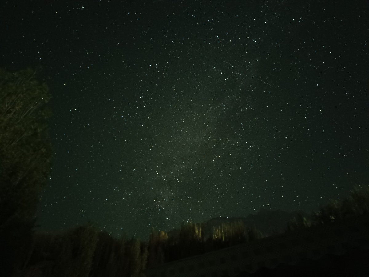 Ainmeemraa's tweet image. The beauty of low light noise areas ✨ 🌌
✈️ in 2nd photo.
Photos taken in different exposures.
#Hunza #Gilgit