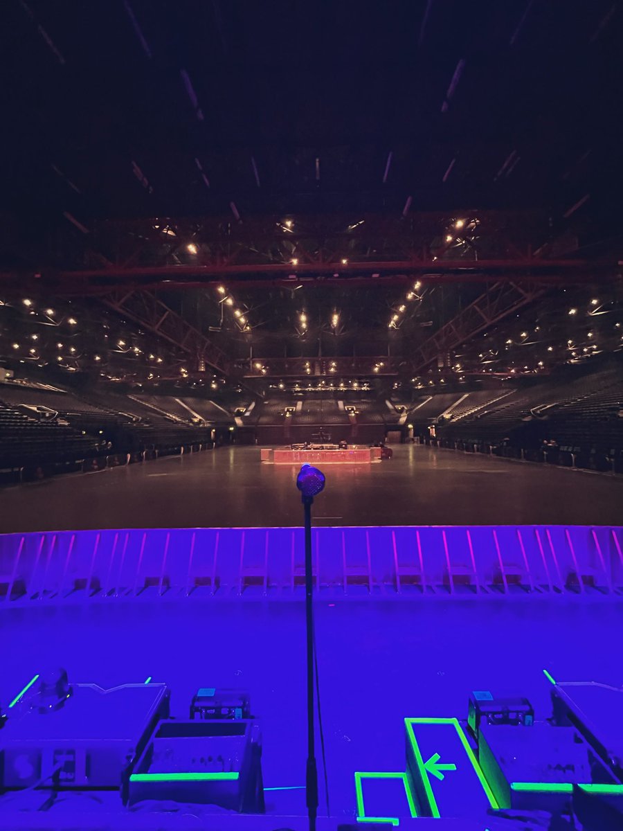 jamespendle's tweet image. Life under the ambient stage lighting 🤘

#guitartech #basstech #roadie #tourlife