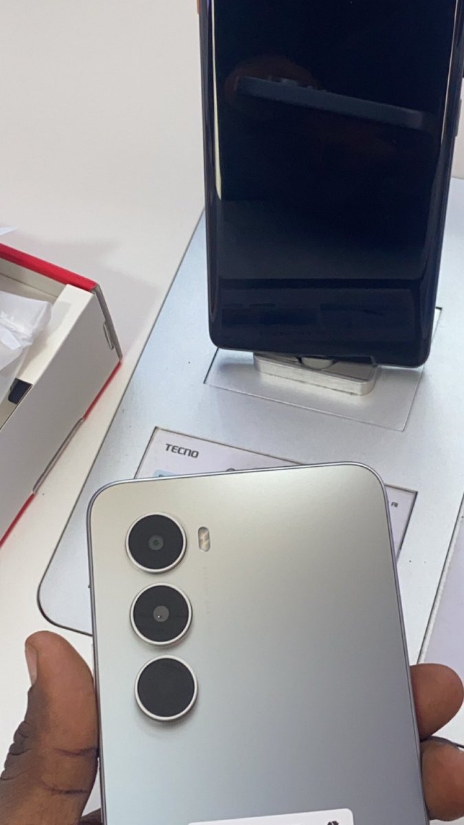 obedTheRxnin's tweet image. Made a big boy purchase today…
I changed my mom’s phone 🙂‍↔️

She’s the one who motivated me to go into tech. She bought my first laptop and paid for design course back in 2020.

This is the first real thing I’m doing for her using money made from tech.

Thank you web 3