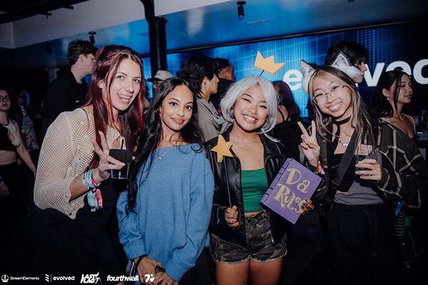 TurnUpTaco_'s tweet image. shoutout the the photographers 💜 so many fun memories from twitchcon, I miss it already
