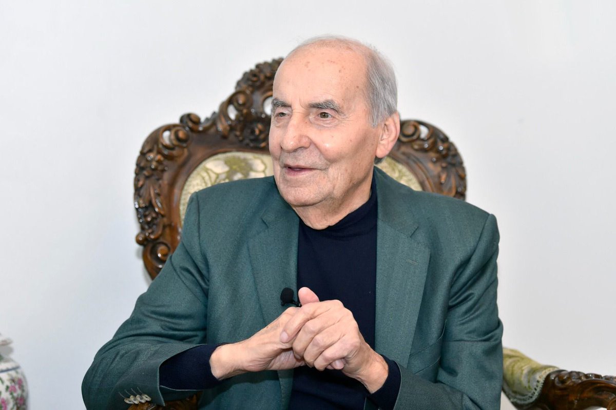 #طليع_حمدان 
تبكي القصيدة فارسًا من فرسانها،
وترثي الحروف خيّالًا مبدعًا ترجّل ورحل،
حاملًا معه حبّ الملايين،
تاركًا خلفه إرثًا عطِرًا لا يموت.
يبكيك جبل لبنان،
ويودّعك علمًا ورمزًا وقامةً شامخة ❤️ 
بأمان الله يا أبا شادي الحبيب