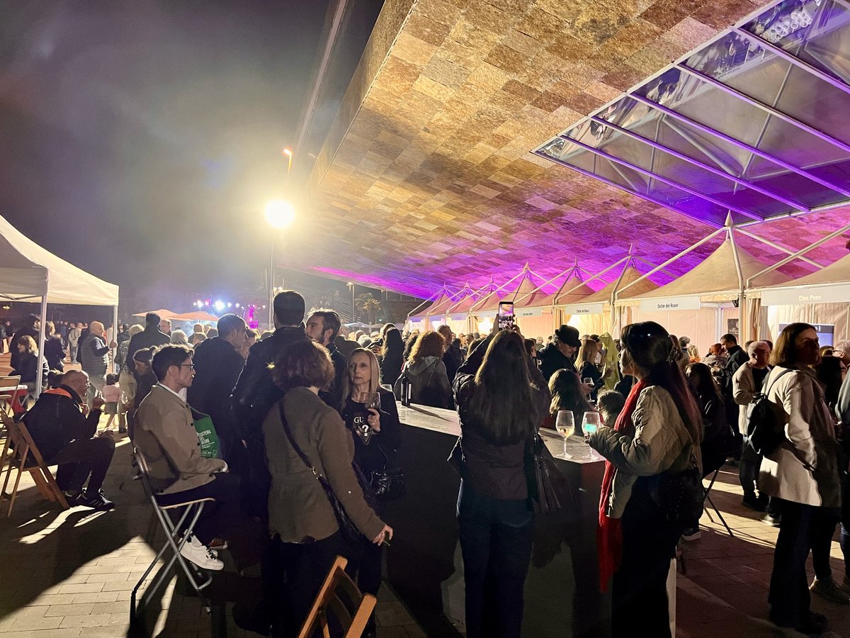 Comença la 13a Festa del Vi de Lleida🍷🎉

👉Compta amb 150 referències enogastronòmiques de 16 cellers de la <a href="/DO_CostersSegre/">DO Costers del Segre</a>

🤸‍♀️L’espectacle acrobàtic ‘VINDÈMIA, els ulls al cel’ ha donat el tret de sortida

<a href="/RVLleida/">RutadelVideLleida</a> <a href="/turismedelleida/">Lleida Turisme</a> <a href="/flarrosa/">Fèlix Larrosa</a> <a href="/PilarBoschV/">Pilar Bosch</a> <a href="/robertopino_/">Roberto Pino</a>