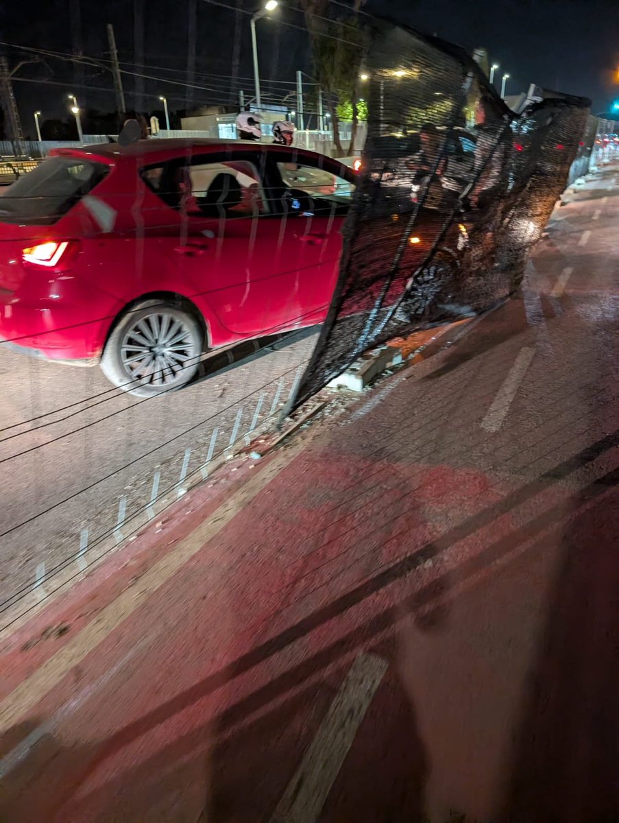 Noemph's tweet photo. Un año después seguimos sin aceras en el puente, compartiendo carril con patinetes a toda velocidad y con unas vallas inútiles como separación con los coches.
Esto solo era cuestión de tiempo y suerte que no pasaba nadie..
@Ajunt_Paiporta os da todo igual, no?
#paiporta #puente https://t.co/VIatWZ0A1B