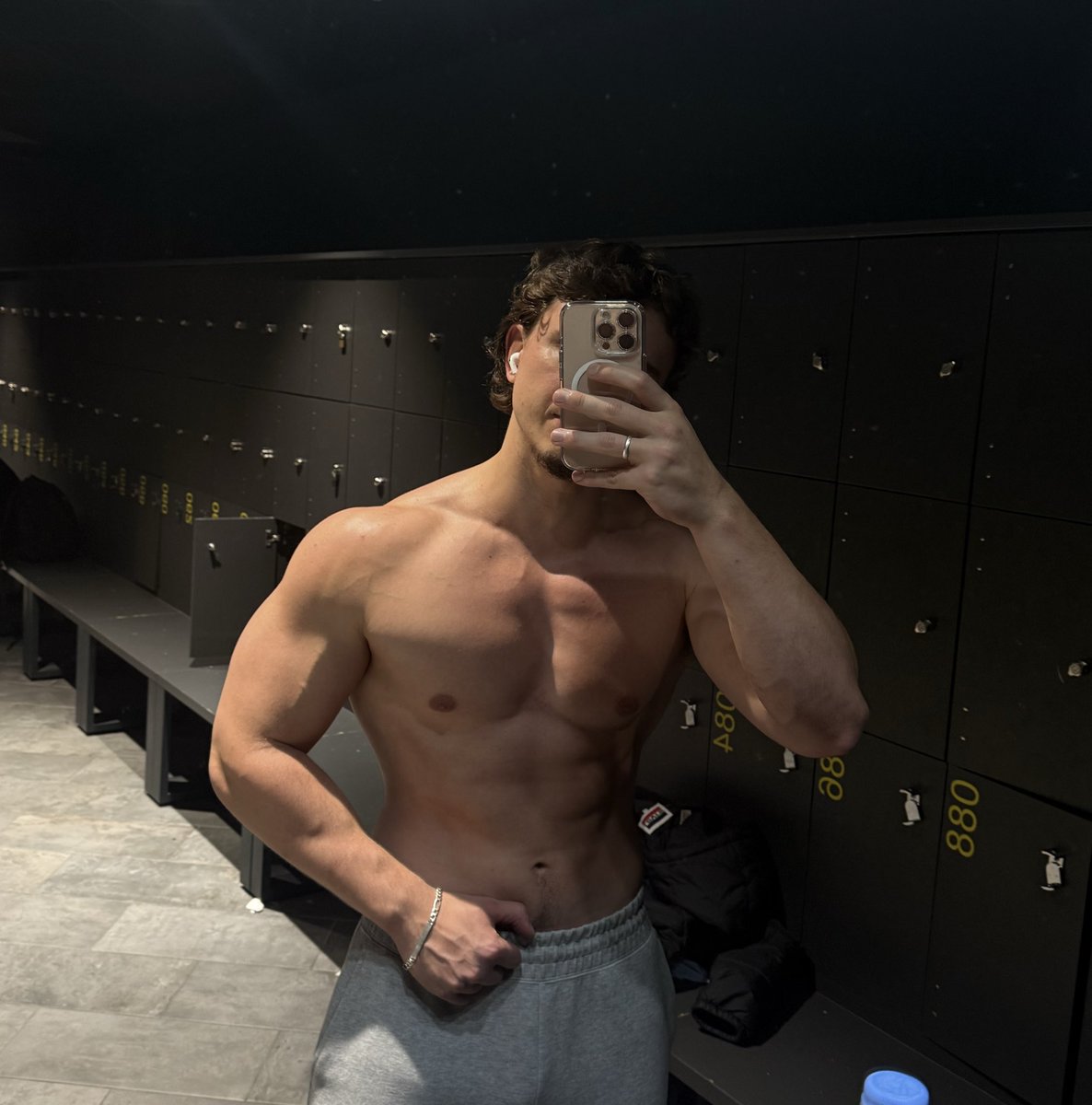 BMS | flexliks 🦍🏋🏼✝️ tweet media