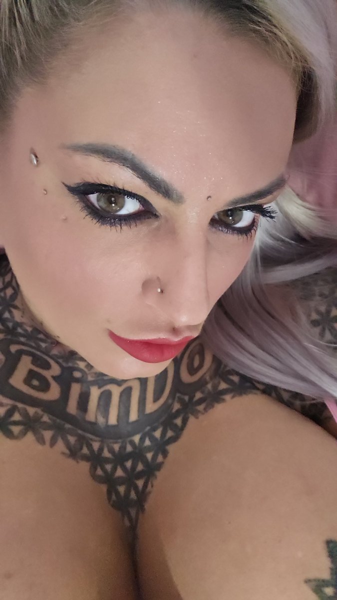 Quiero sumisos que esten a nis pies y paguen mis caprichos
Y lo quiero ya 
Ven a mis pies!!!!