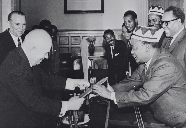 Soviet Premier Nikita Khrushchev exchanges gifts with Kenya’s Home Affairs Minister (and later Vice President) Jaramogi Oginga Odinga in Moscow, Russia, on April 25, 1964. 🇰🇪🤝🇷🇺

#KenyanHistory #Nyanza #Russia