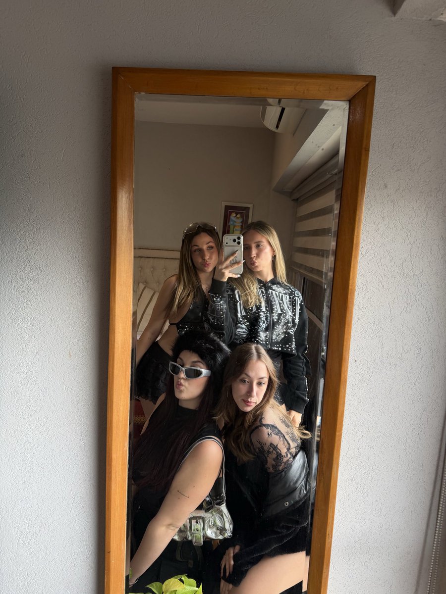 viviguiliana's tweet photo. Alemania presente!🛸🇩🇪🇦🇷 @TiniStoessel #FUTTTURA https://t.co/1BzFDBuIdb