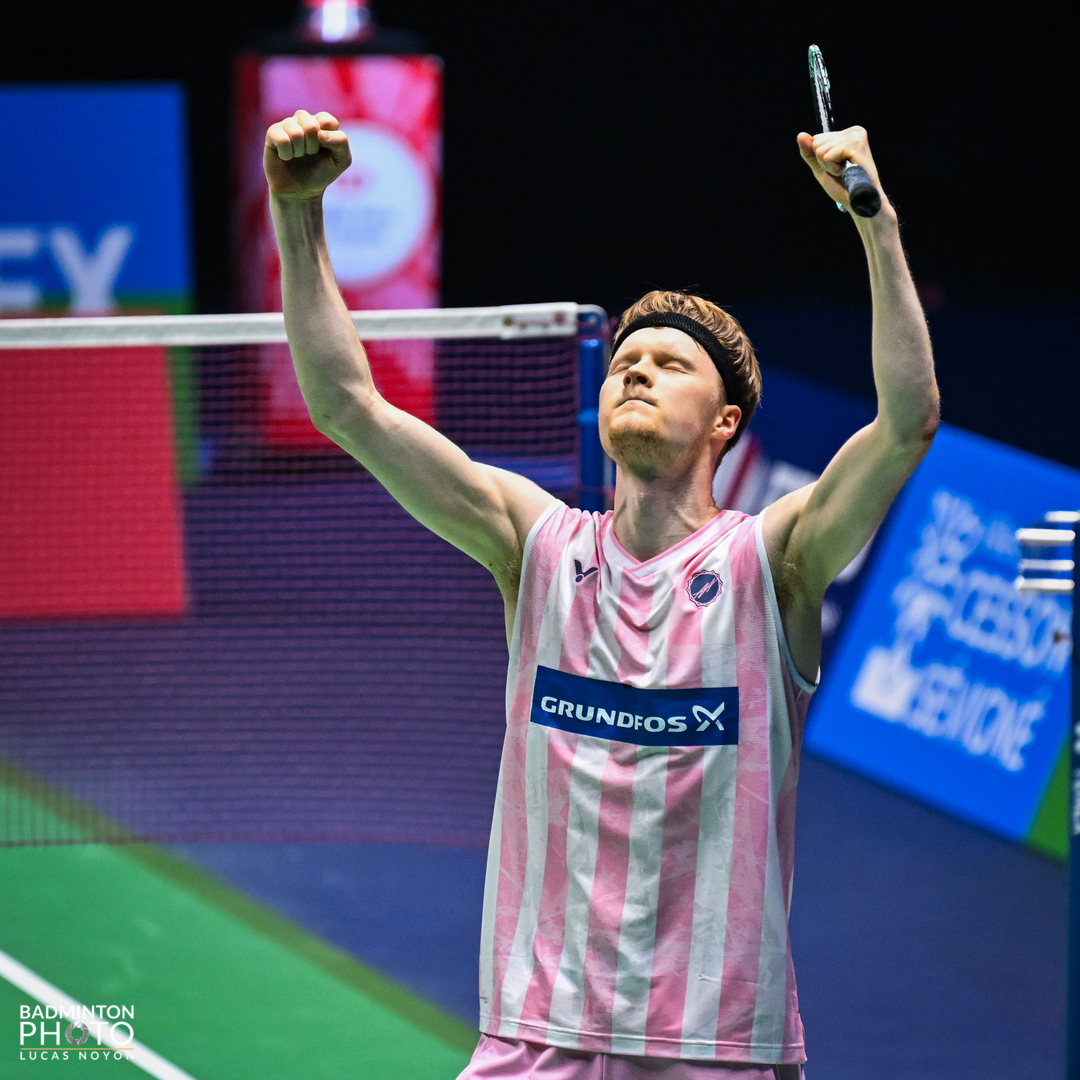 On connaît désormais l’adversaire de Christo POPOV en finale des #YonexIFB ! 👊

Anders ANTONSEN (n°2)🇩🇰 remporte cette deuxième demi-finale face à LI Shi Feng (n°4)🇨🇳

#FrenchOpen