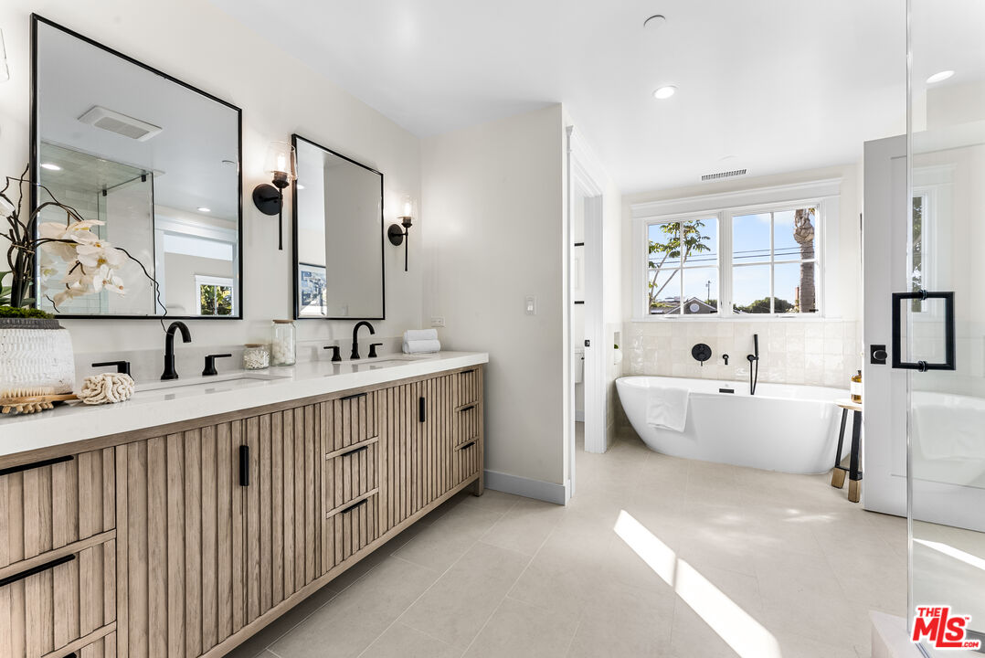 DanMishev's tweet photo. 🏡 7501 Agnew Ave, Los Angeles
Open House: Today 2–5 PM

✨ NEW CONSTRUCTION ✨
4 Bed | 5 Bath | 3,200 sqft | $3,999,500

Prime North Kentwood Westchester living! https://t.co/oskUhaVyFu