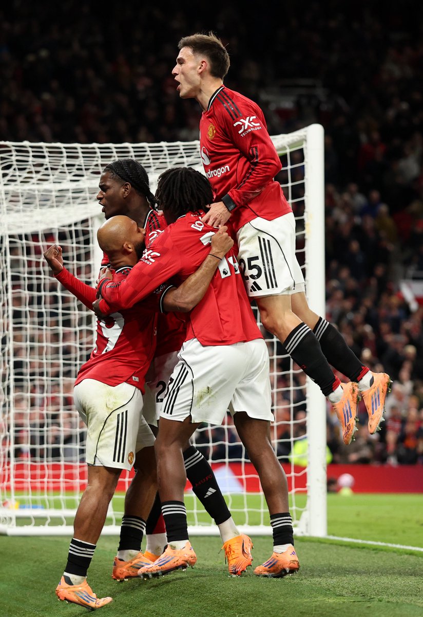 manuugarte8's tweet image. Three big points at home.
All together as a family 👊🏽
@ManUtd @premierleague