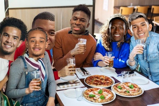 Petite pizza avec les copains du club après le match de se soir pendant que le varca pleure pour le match 😋
