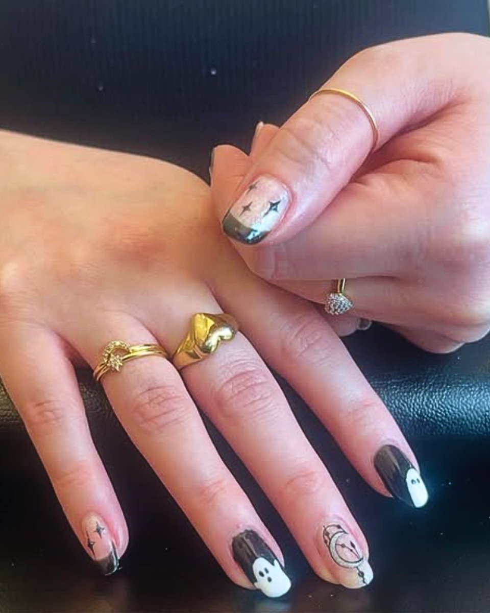 beautybrands's tweet photo. Witchcrafted perfection 💅🌙🖤 

By Maysen | Nail Tech | Country Club Plaza Kansas City, MO | IG: @glambossnails

#witchynails #witchcraftnails #halloweennails #halloweennailart https://t.co/eHLbC3RdV2
