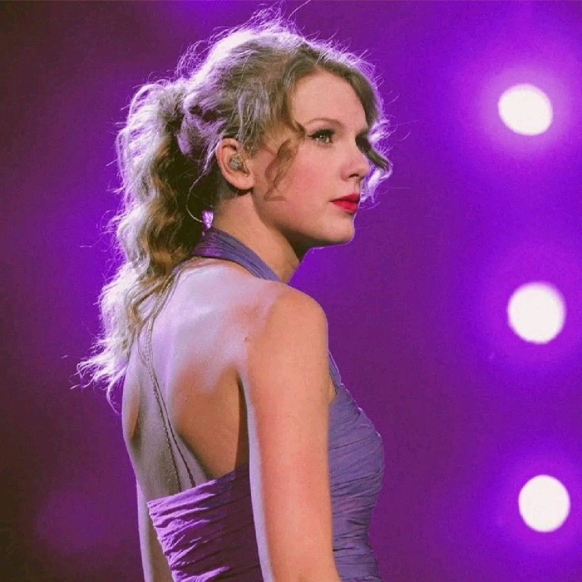 TSUpdatesEs's tweet photo. 🔙| Hoy hace 15 años, Taylor Swift lanzó su tercer álbum "Speak Now" 💜 https://t.co/8XxOmvErgG