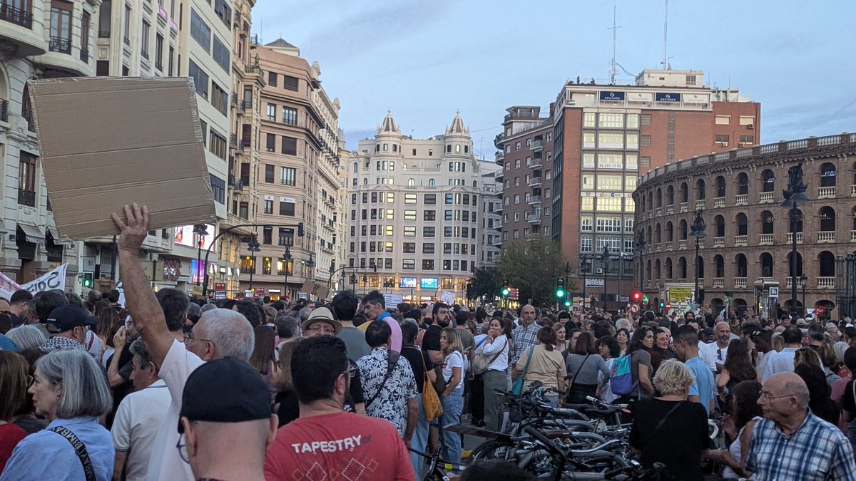 Drew (@andreu_b_l) on Twitter photo Ni oblit ni perdó ✊🏽 Ni oblit ni perdó ✊🏽