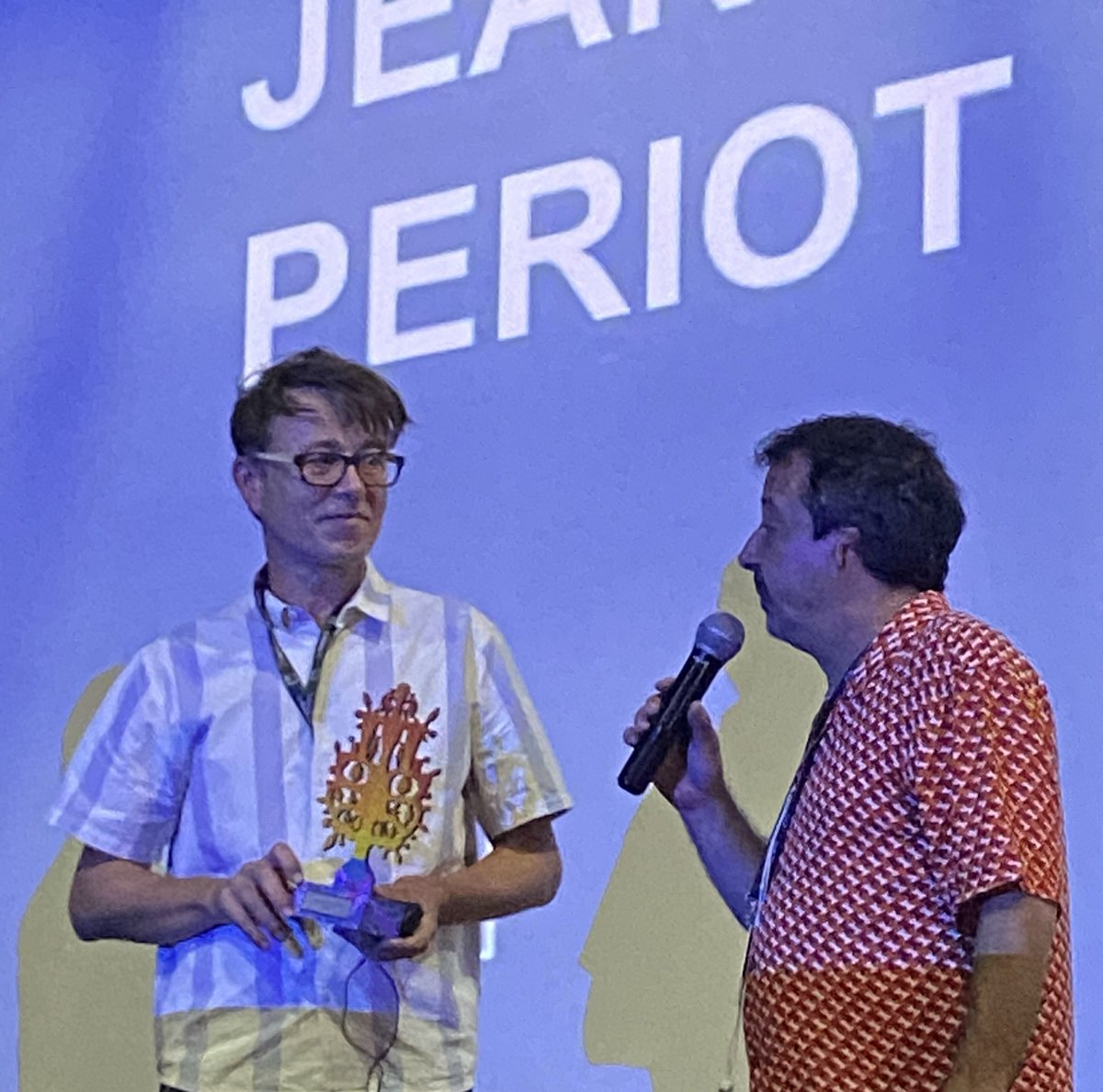 🎥🗣️En <a href="/DocsMX/">DocsMX</a> en la master class del documentalista Jean-Gabriel Périot, después de ver « Facing Darkness » sobre la guerra en Sarajevo

“En esta zona de guerra una forma de resistir era hacer bromas, ir a  fiestas, leer, ver cine, el lugar continuó siendo un nodo cultural” JGP