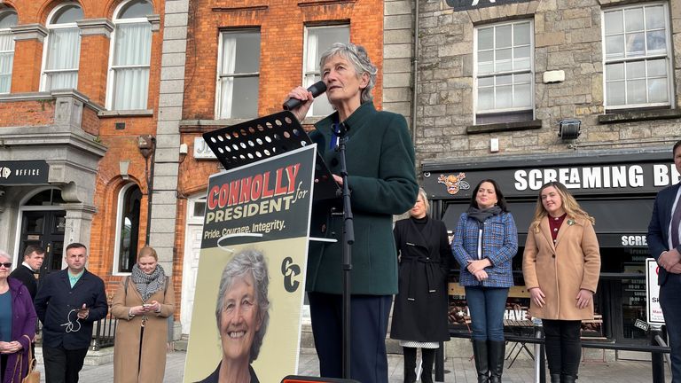 Φιλοπαλαιστίνια, αριστερή και σφοδρή επικρίτρια της Ε.Ε.
Κάθριν Κόνολι, η νέα πρόεδρος της Ιρλανδίας με ποσοστό 63,4% επί των εγκύρων ψηφοδελτίων.