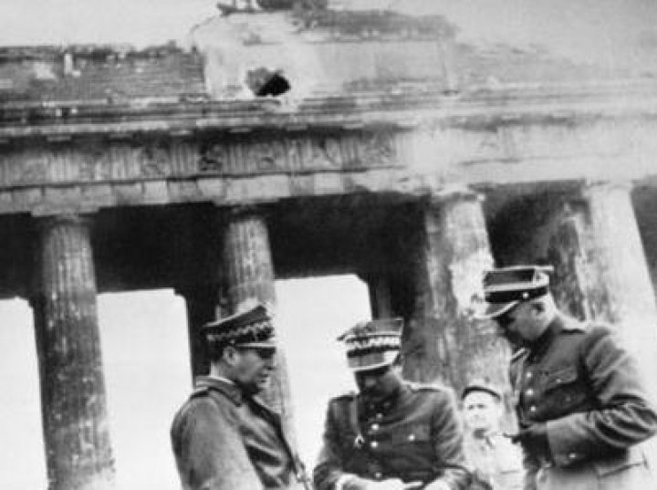 🇵🇱📖
Why don't Poles celebrate either the capture of Berlin or the end of WWII?

Because there's nothing to celebrate. Poles died so that Poland would be free from the Germans and Soviets. 

Poles who participated in the Battle of Berlin were later killed by Soviets, because the