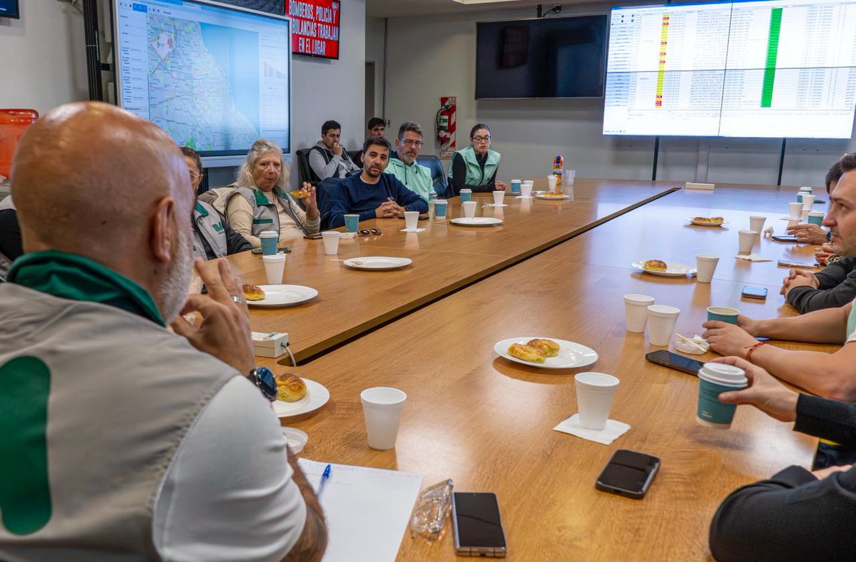 ezesabor's tweet image. Esta madrugada la Ciudad recibió más de 100 mm de lluvia, lo que provocó anegamientos y calles complicadas para circular.
Desde @gcba estuvimos en la calle desde el primer momento y con los presidentes de Comuna coordinamos acciones en todos los barrios.
