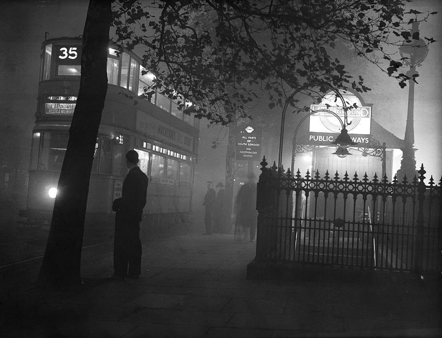 HistoryGirlBW's tweet image. The Thames Embankment cloaked in London fog. A stunning photo taken on this day 25th October 1938.