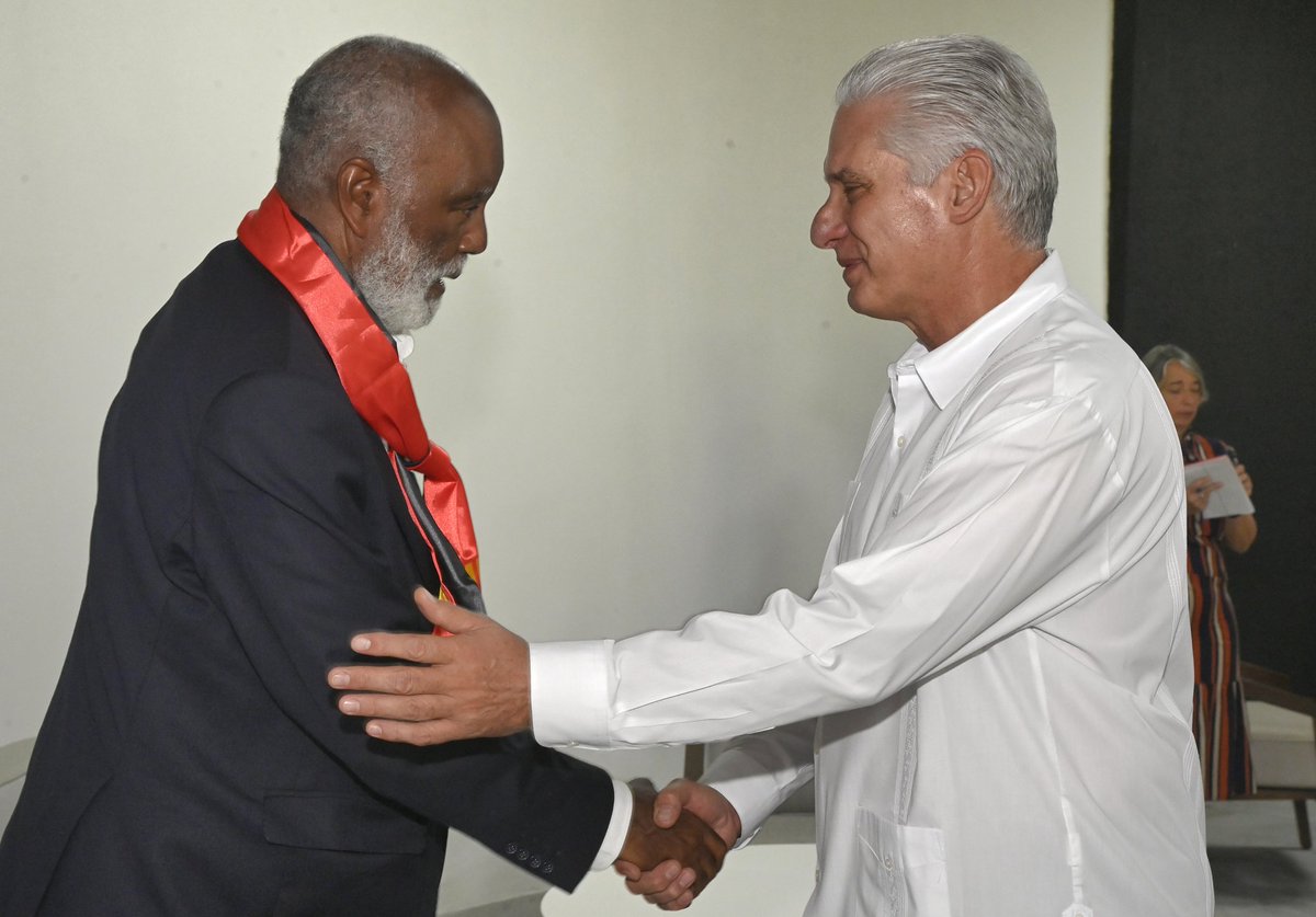 🇨🇺| Presidente <a href="/DiazCanelB/">Miguel Díaz-Canel Bermúdez</a> y Mário Pinto de Andrade, miembro del Buró Político del MPLA y secretario de Reforma del Estado, Administración y Gobierno Local, ratificaron la fortaleza de las relaciones entre el <a href="/PartidoPCC/">Partido Comunista de Cuba</a> y el Movimiento Popular para la Liberación de Angola.

🧵