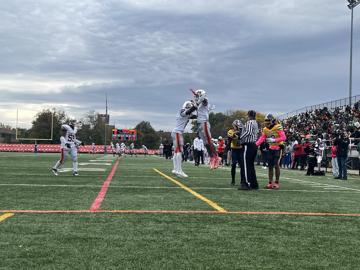 And it’s good! 18-6 at the end of the 3rd quarter with <a href="/SimeonNation/">SimeonNation</a> trailing <a href="/_MP_Football/">Morgan Park Football</a> . 

4th quarters starts NOW on #TheU