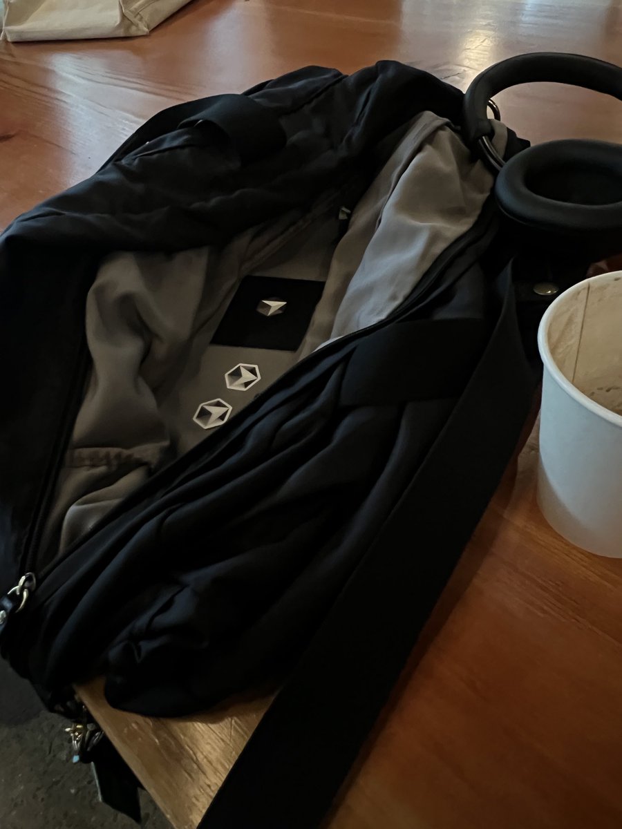 divandcode's tweet image. Pop up for the community @cursor_ai and free credits 💵
