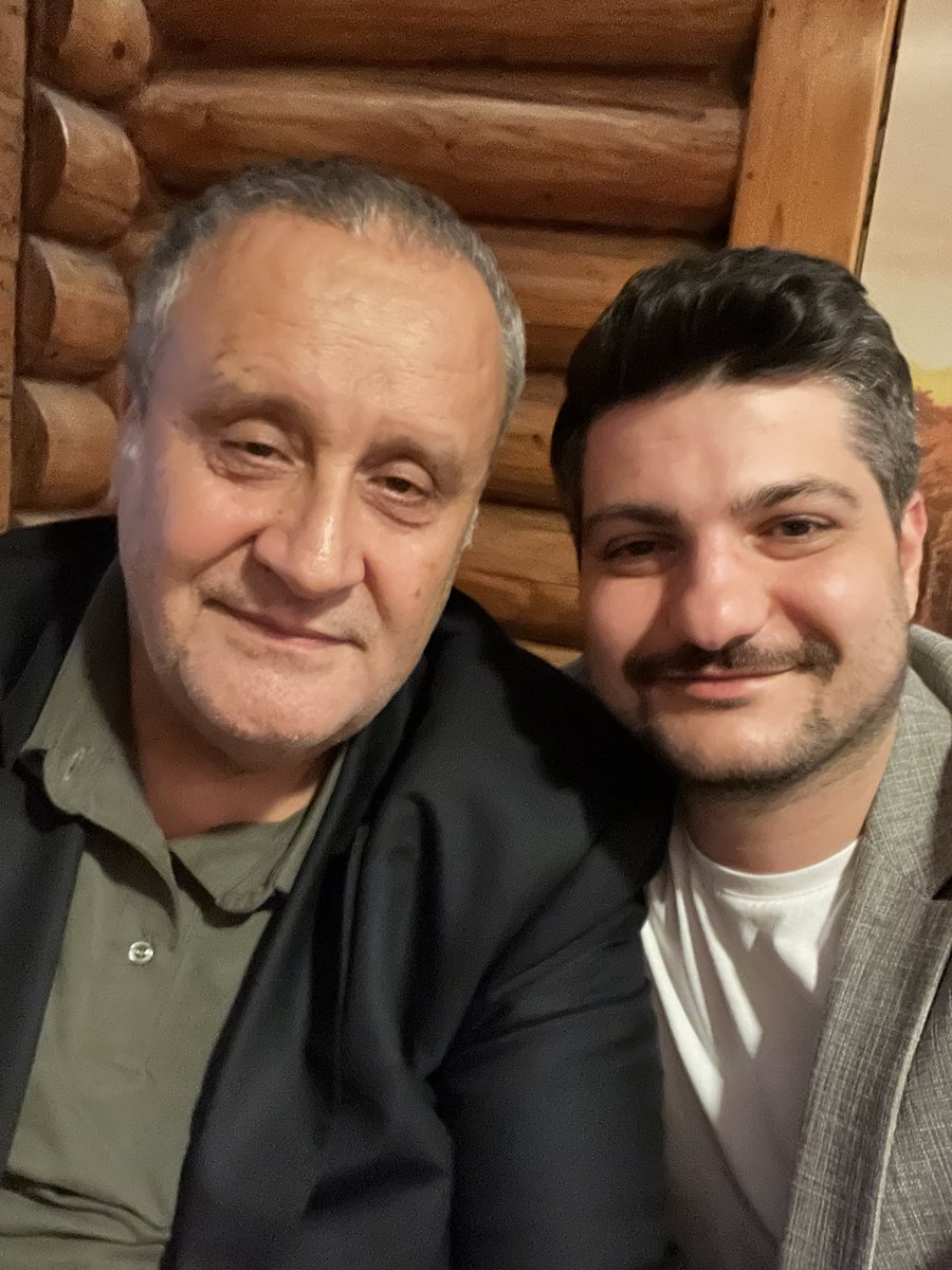 Duygulu gözlerinden taşmayı bekleyen yaşlarını etrafa belli etmeden silerken telefonunda şu cümleyi okuduğunu fark ettim:

“Hocam ben insan olmayı, egosuz, mütevazi bir ruhla hizmet etmeyi sizden öğrendim…” 
 
Bir veda mesajıydı Ali hocanın okuduğu. 7 yıldır başhekimliğini