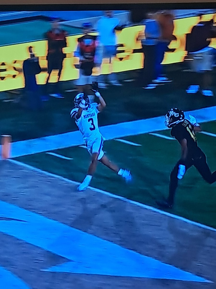 gregoryhagar7's tweet photo. @brooksdavis_3 @MontanaGrizFB LOVE this catch technique from Brooks Davis! Many receivers would've had their hands the other way like 🤲, but this way forces your torso to rotate more, thus getting better eyes on the ball and you can form a diamond with your hands 🙌 https://t.co/hoeNDk5OO5