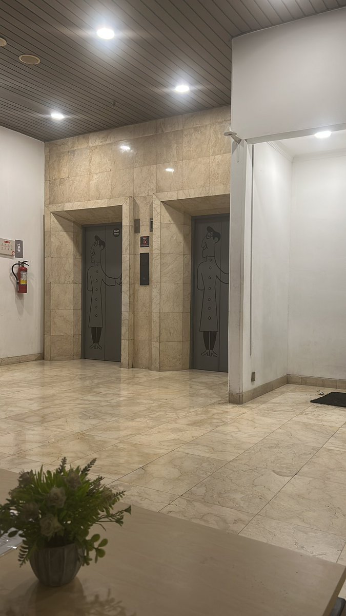 Lightncess's tweet image. Cape jln 🦶🫦