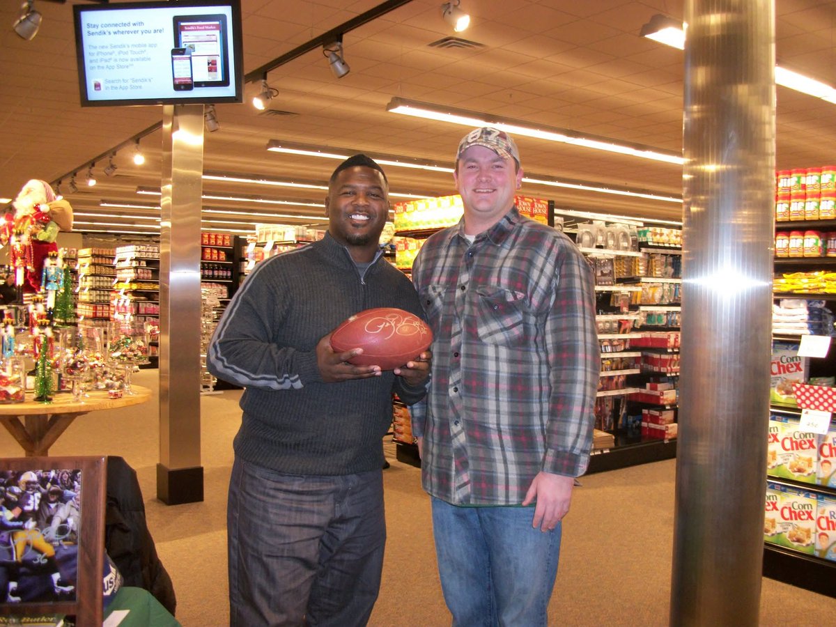 adam_hatlan's tweet photo. @leap36 @Kohls I met you in December of 2011 at Sendik's in West Bend. What an honor! https://t.co/rrEdtV27Tf