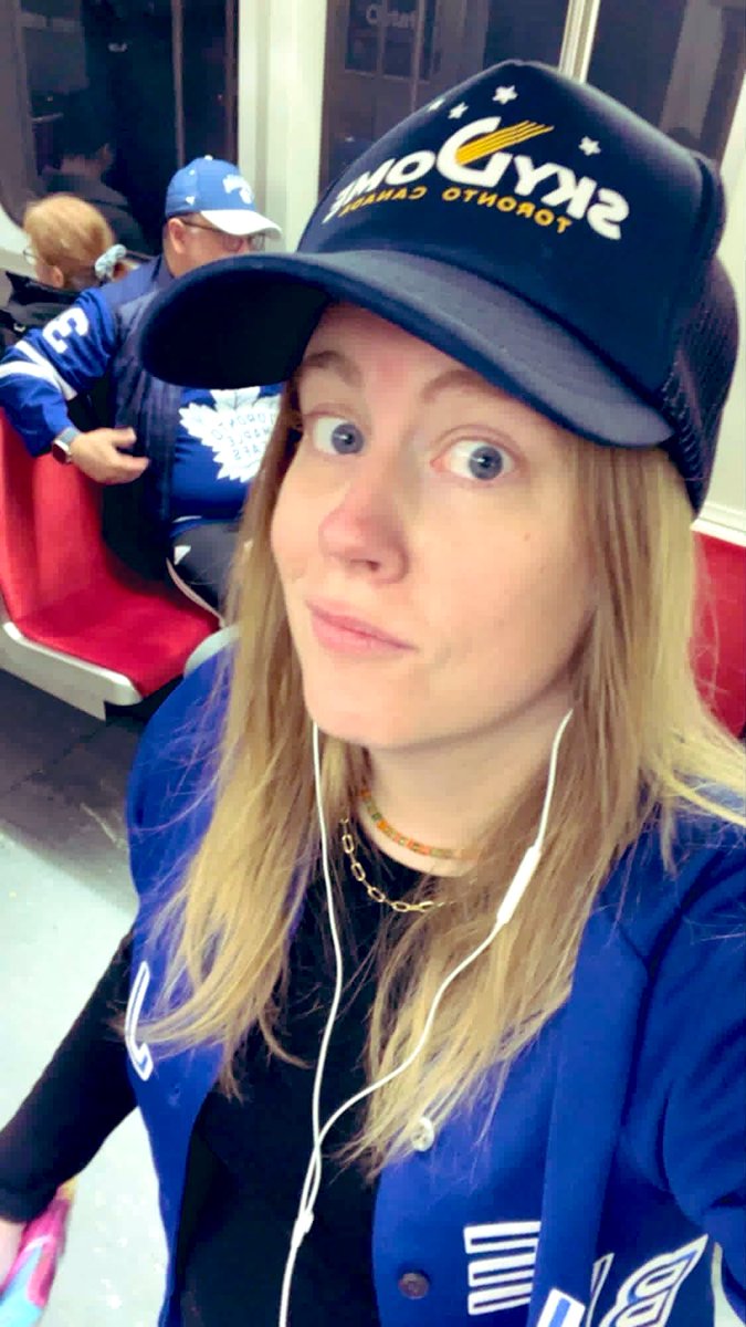 lizzzzzzzzzzy's tweet image. Its a multi-toronto sports day! 🎉#WorldSeries #bluejays #LeafsForever