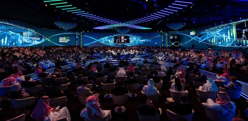 SaudiProject's tweet photo. مؤتمر #مبادرة_مستقبل_الاستثمار على الأبواب 🇸🇦

ينطلق المؤتمر هذا الأسبوع في الرياض بحضور قادة الدول والأعمال والاقتصاد، خلال الفترة من 27 - 30 أكتوبر

- أكثر من 600 متحدث
- اتفاقيات بأكثر من 60 مليار دولار
- سيحضر المؤتمر أكثر من 20 رئيس دولة https://t.co/JwofEJbpOP