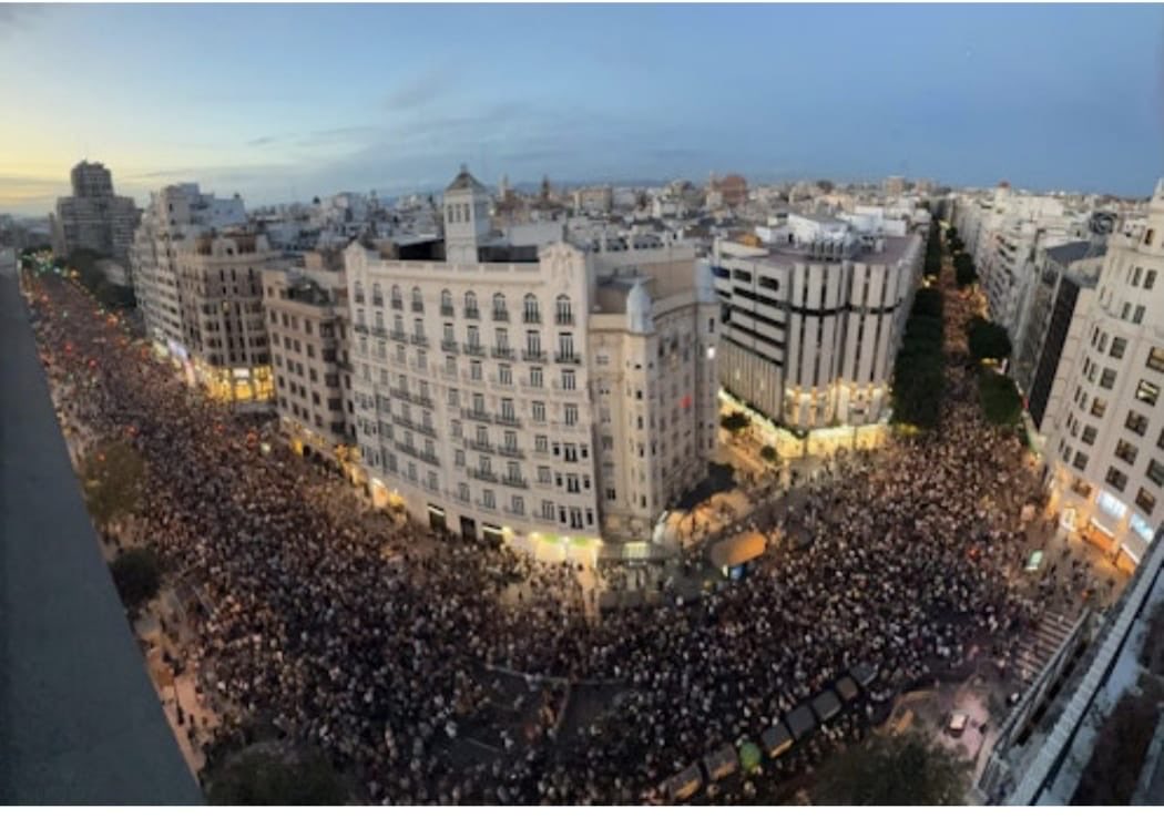NacionalistesPV's tweet photo. Un poble digne que camina junt és invencible. Al remat, la dignitat s’imposarà a la barbàrie i la injusticia.
Pp i V0X culpables.
#MazonDimissió https://t.co/gL3izmgYTC