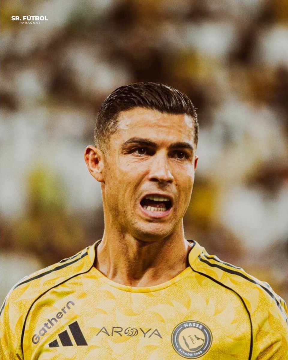 SrFutbolPy's tweet photo. Locura total. Cristiano Ronaldo (40 años) acaba de convertirse en el PRIMER FUTBOLISTA DE LA HISTORIA en alcanzar los 950 GOLES de manera oficial. Una marca a la altura de lo que es en este bendito deporte: una verdadera leyenda.

❤️🇵🇹 Más vigente que nunca. https://t.co/ojJgfD0VCf