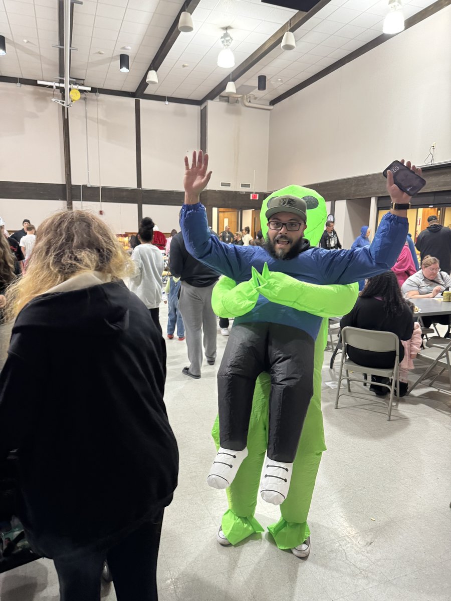 WichitaPolice's tweet photo. Evergreen’s Fall Fedtival and Trunk or Treat last night was fun. Chief Sullivan and members officers had a great time seeing the community come out and have fun and get some delicious Hallowern candy. 🎃
#WichitaPD #WichitaKS #Community https://t.co/7L2wbsoJRl