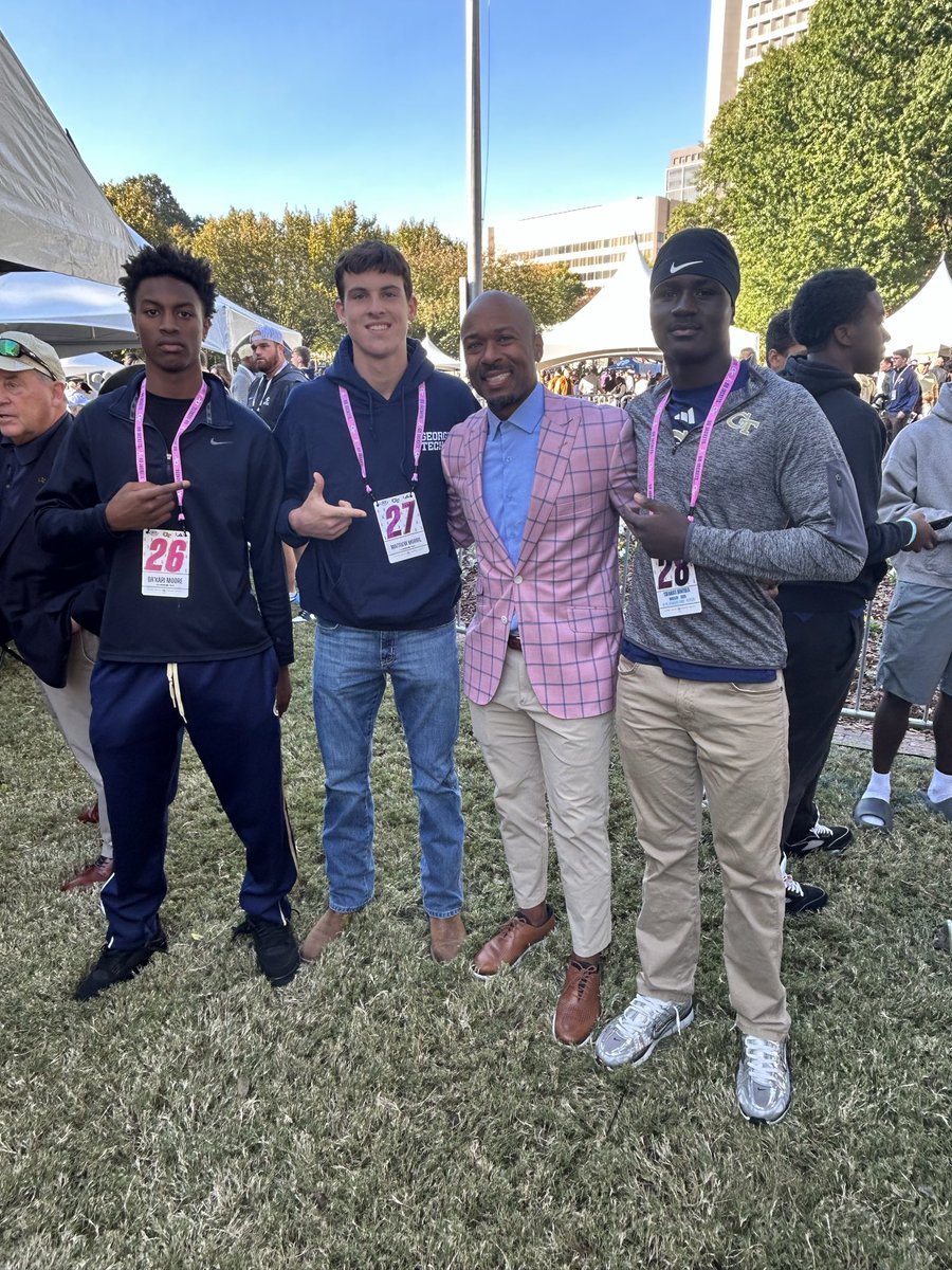 Thatkiddbolt8's tweet image. Thank you to all the Coaches that talked to me at the game.I had a great time! @coach_norv @corypeoples @Coach_C_Beal @CoachLoveB1 @DrizzyDre_478 @CoachTMcKnight @Coach_KJones7 @Rivals @RecruitNE_GA @247Sports @borntocompete  #stingem #GeorgiaTechYellowJackets #ball